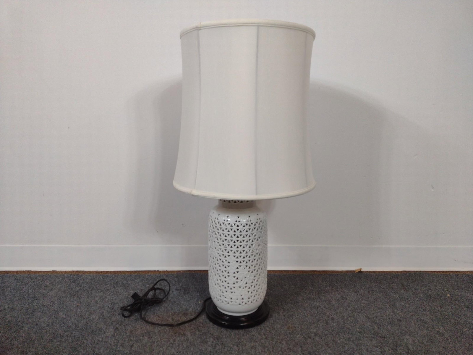 Blanc De Chine Reticulated Porcelain Table Lamp: In good condition. Includes shade and stand with some wear. With shade measures 32" tall.