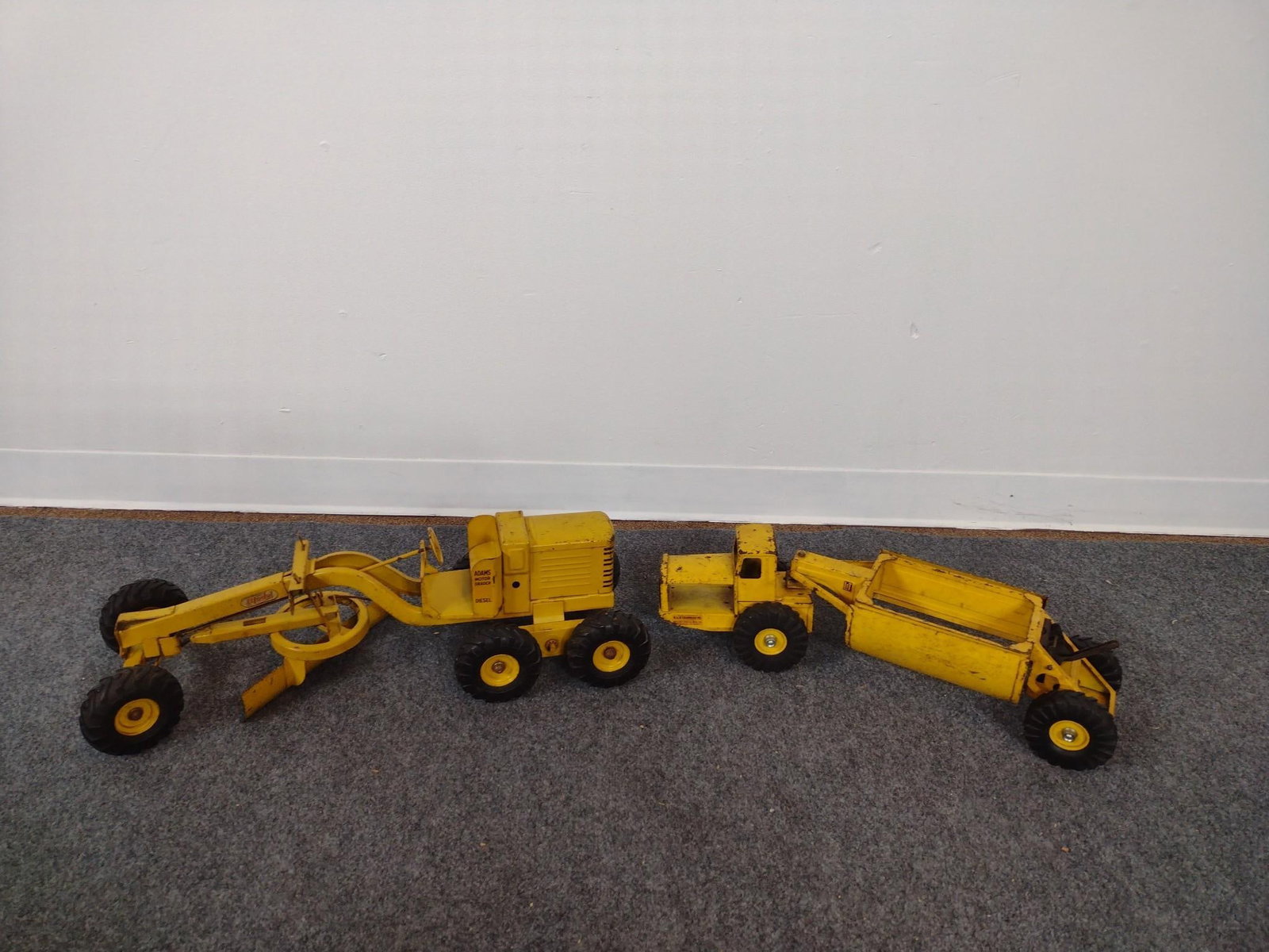 2 Antique Pressed Steel Construction Toys (1 of 3)