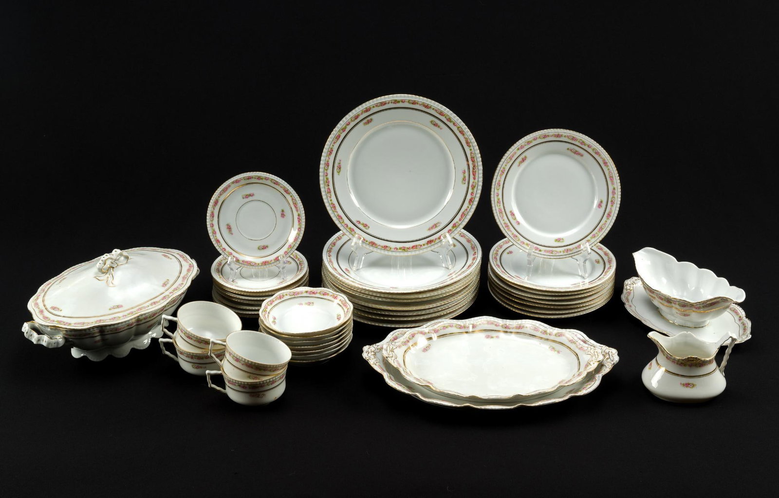 Hohenzollern Floral Pattern Dinner Service (1 of 9)