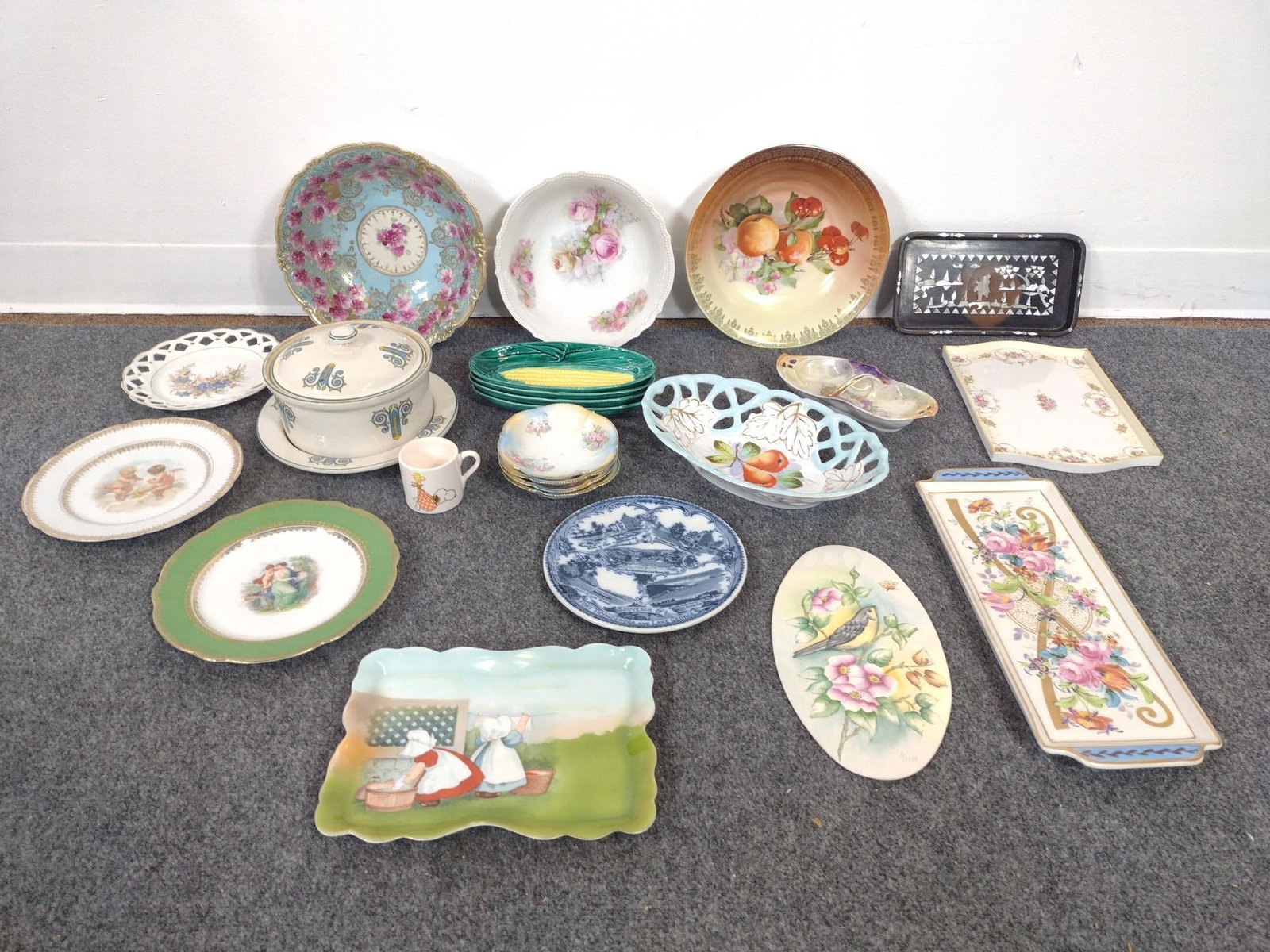 Assorted Porcelain Plates & Bowls: Includes Narumi, Stangl, Majolica corn dishes and more. Largest piece measures 11" in diameter, and the smallest pieces measure approximately 4" in diameter. 
