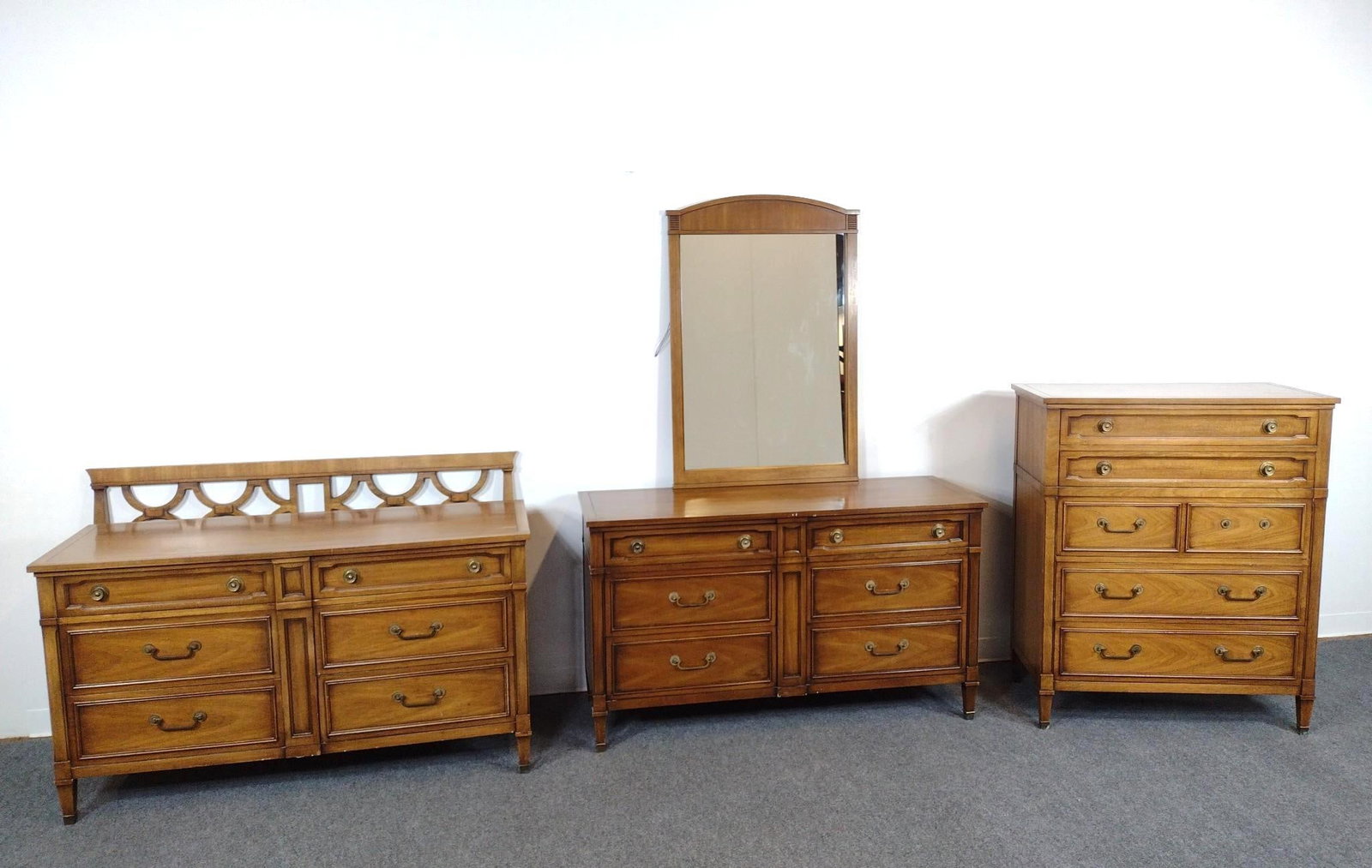 Mahogany Drexel Bedroom Set (1 of 7)