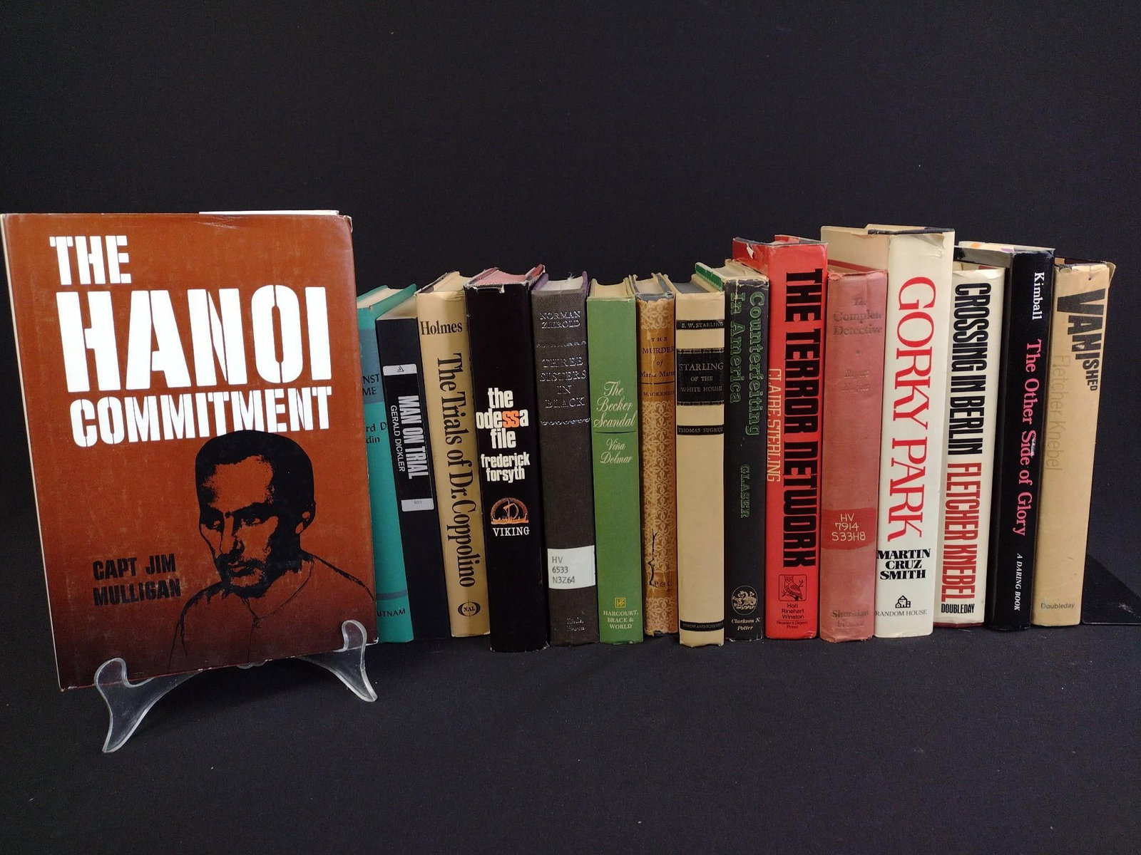 16 War & Crime Books Incl. 2 Signed: Includes signed copies of "The Other Side of Glory" and "The Hanoi Commitment". Other titles include "Crossing in Berlin", "Vanished", "Gorky Park", "The Terror Network", Counterfeiting in America", a