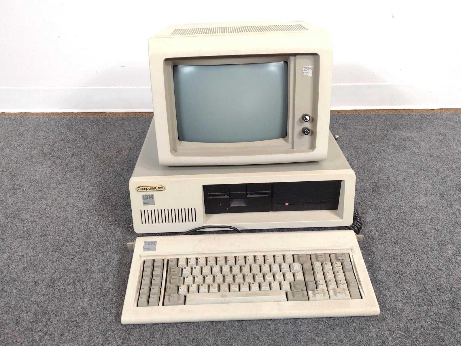 IBM 5151 Monitor & 5160 Tower With Keyboard (1 of 6)