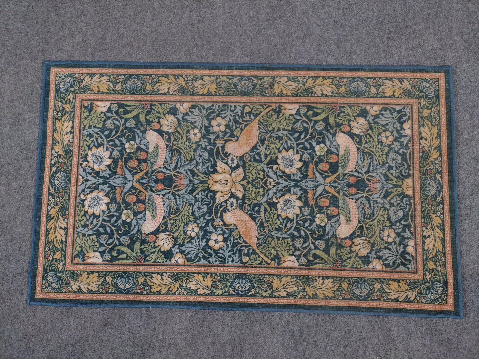 Ruggable Accent Area Rug: 5' long X 3' wide. 