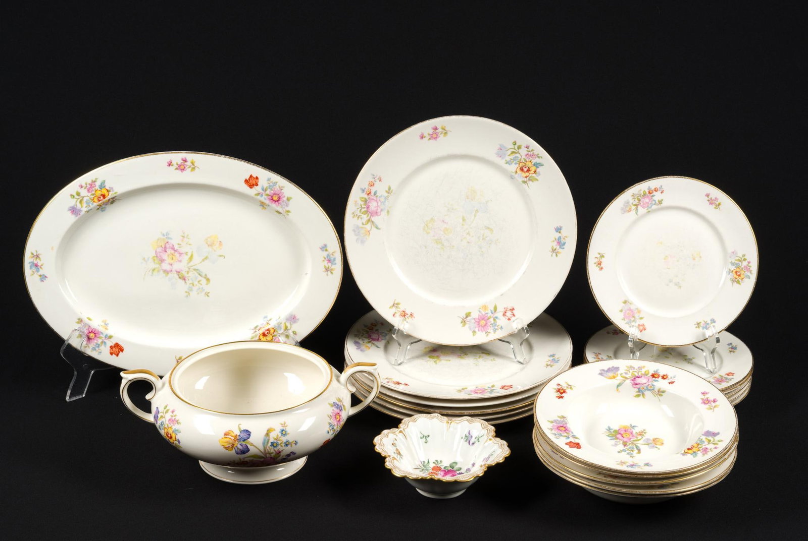 Lamberton Ivory China "Linda Lee" Dinner Service (1 of 7)