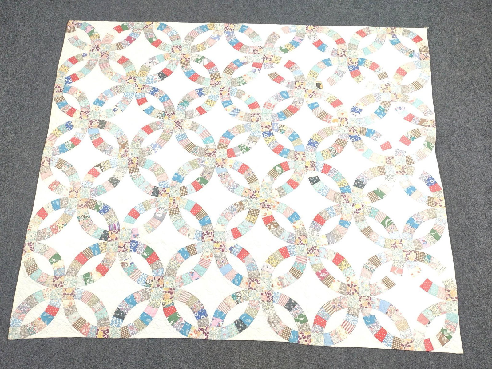 Double Wedding Ring Quilt (1 of 3)