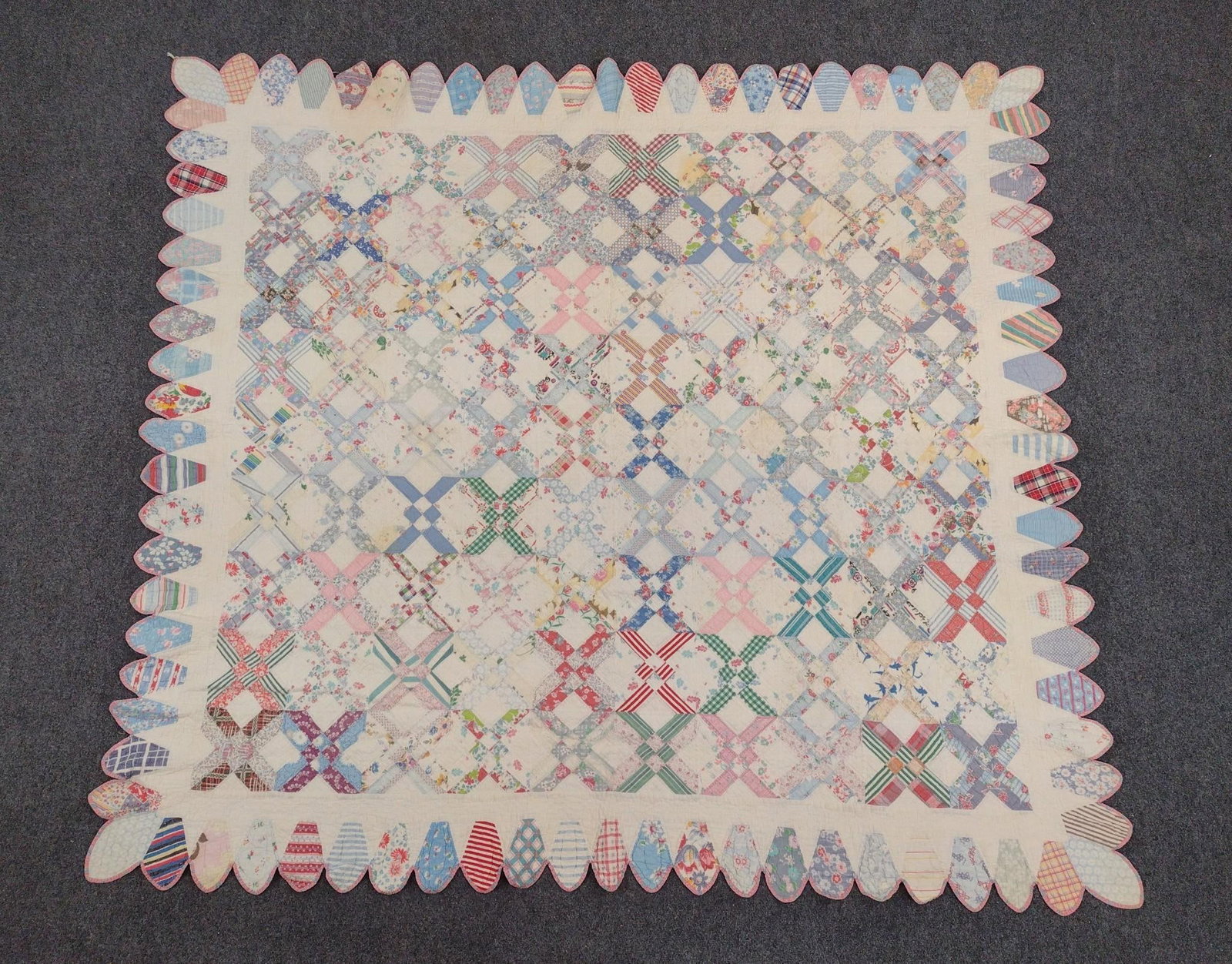 Double Wedding Ring Quilt w/ Scalloped Border (1 of 3)