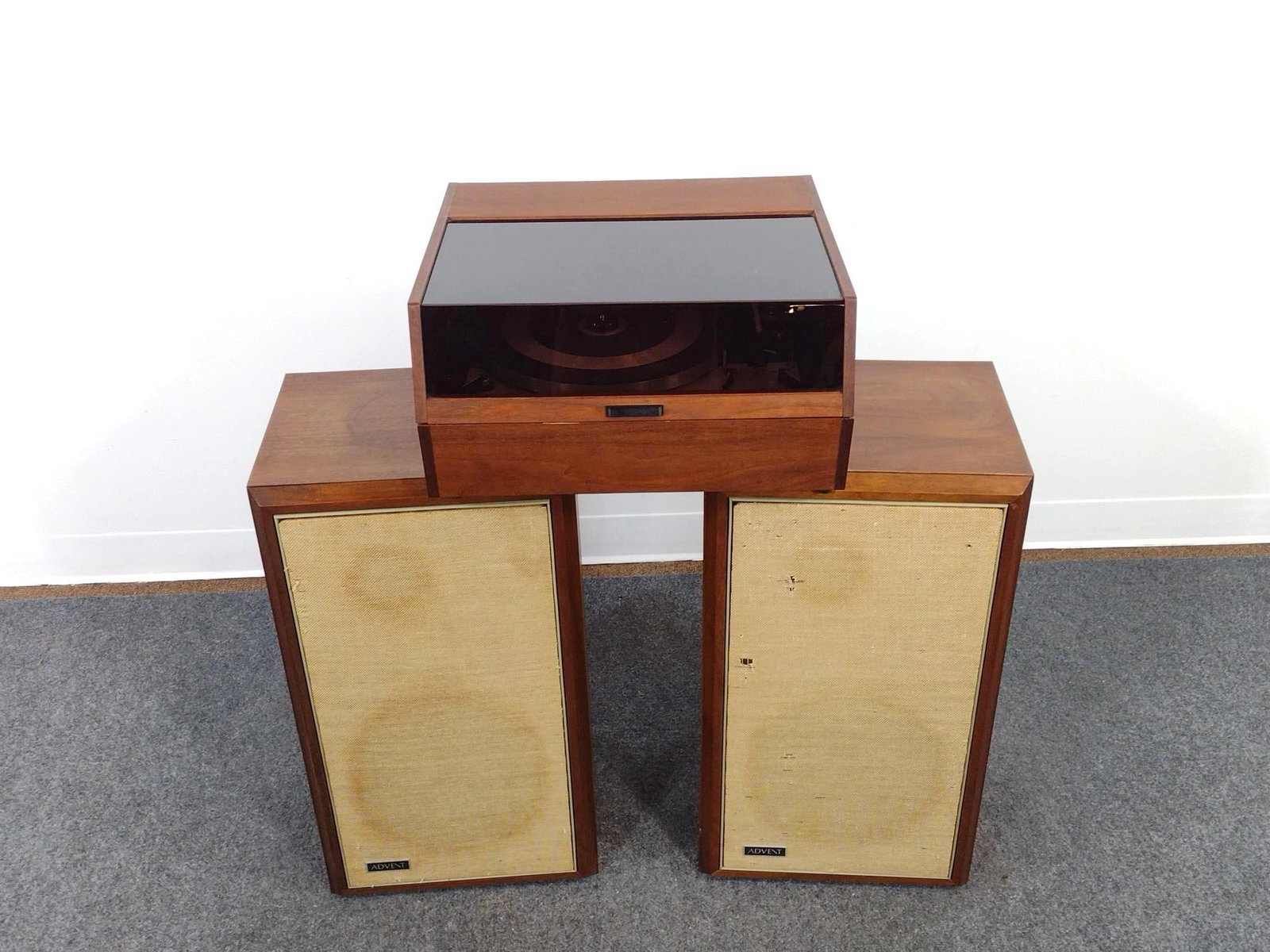 Turntable with Pair of Advent Speakers (1 of 6)