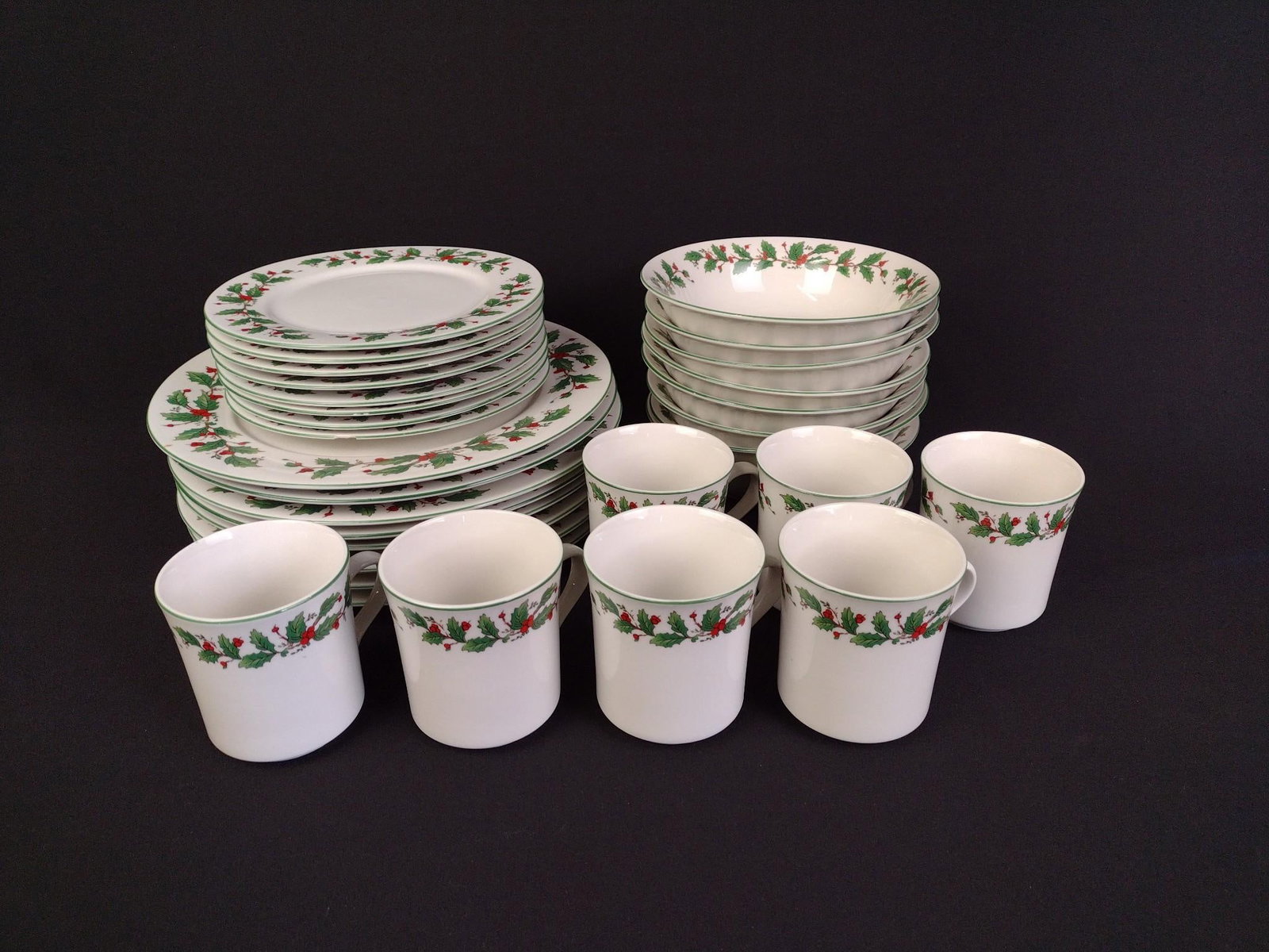 Pearl "Noel" Dinner Service (1 of 5)