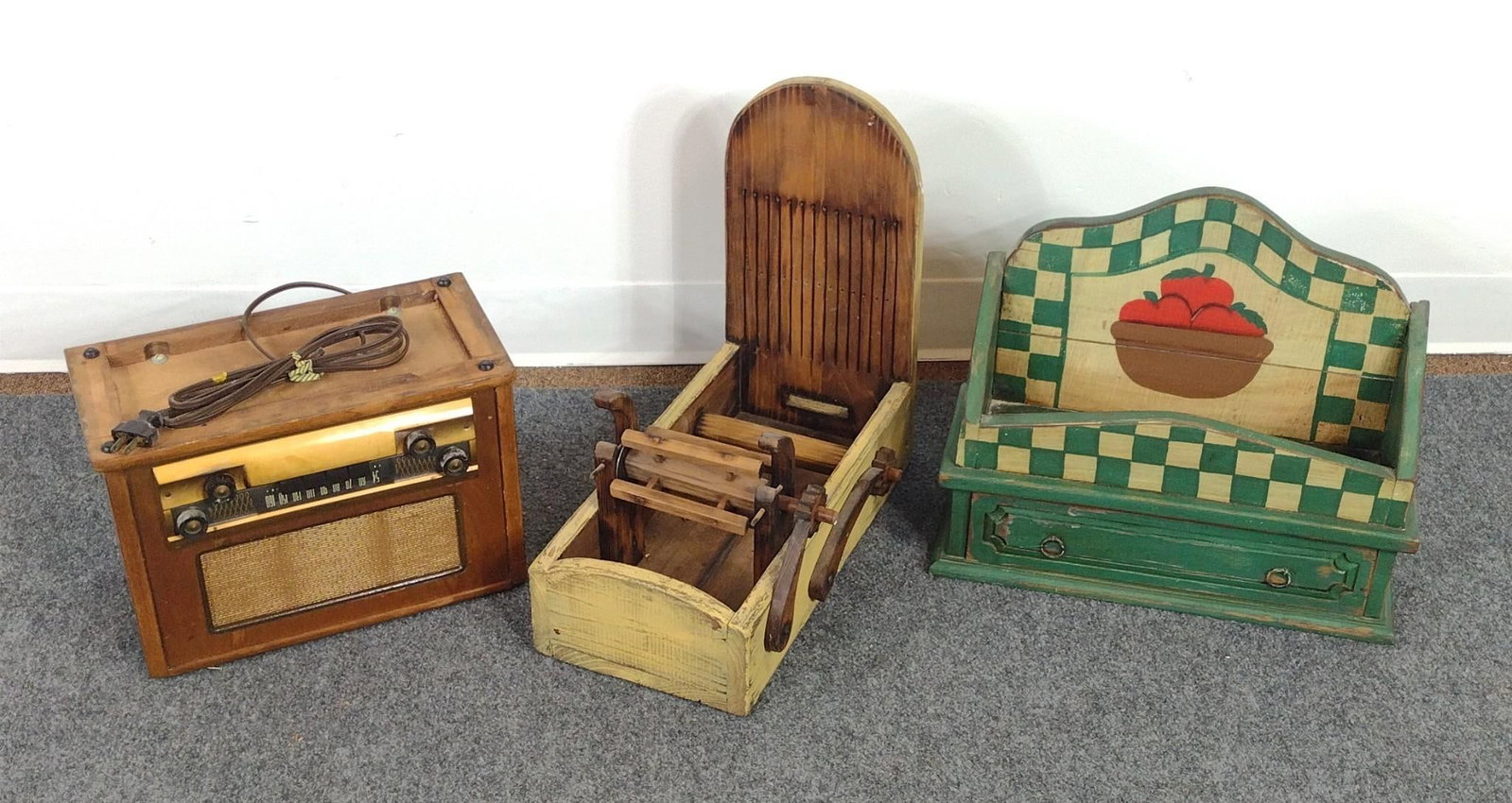 Sears Silvertone Vacuum Tube Radio & Novelty Decorations (1 of 9)