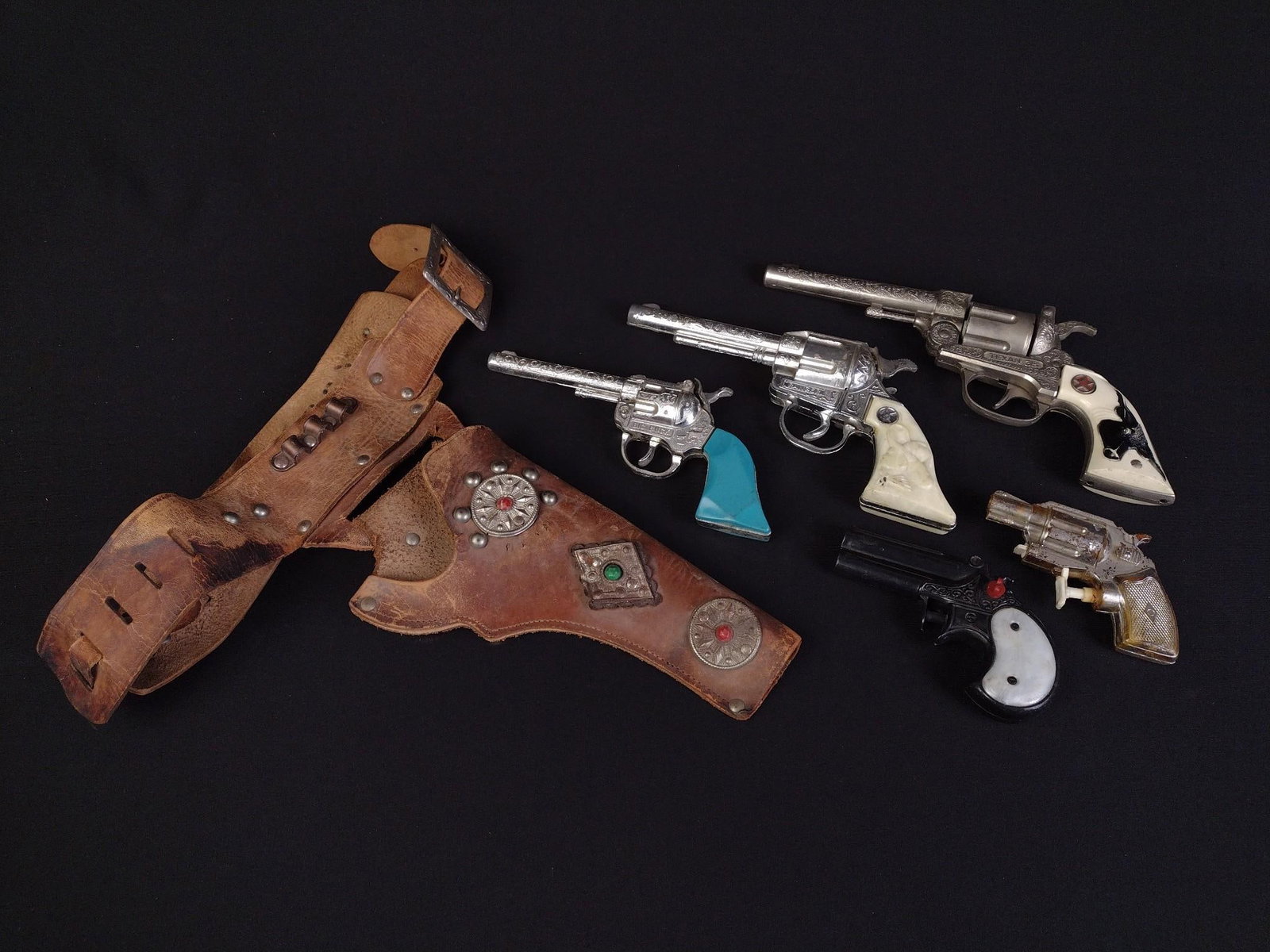 3 Kilgore Cap Guns, 2 Vintage Squirt Guns & Leather Holster (1 of 3)