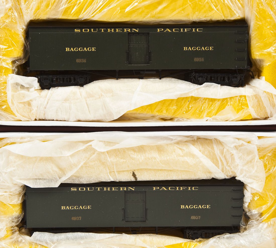2 Beaver Creek Samhongsa SP Brass Silk & Tea Cars: DESCRIPTION: Two Beaver Creek Model Company Southern Pacific painted brass Silk and Tea Cars. Made by Samhongsa. HO scale. CONDITION: Appear unused in original boxes.