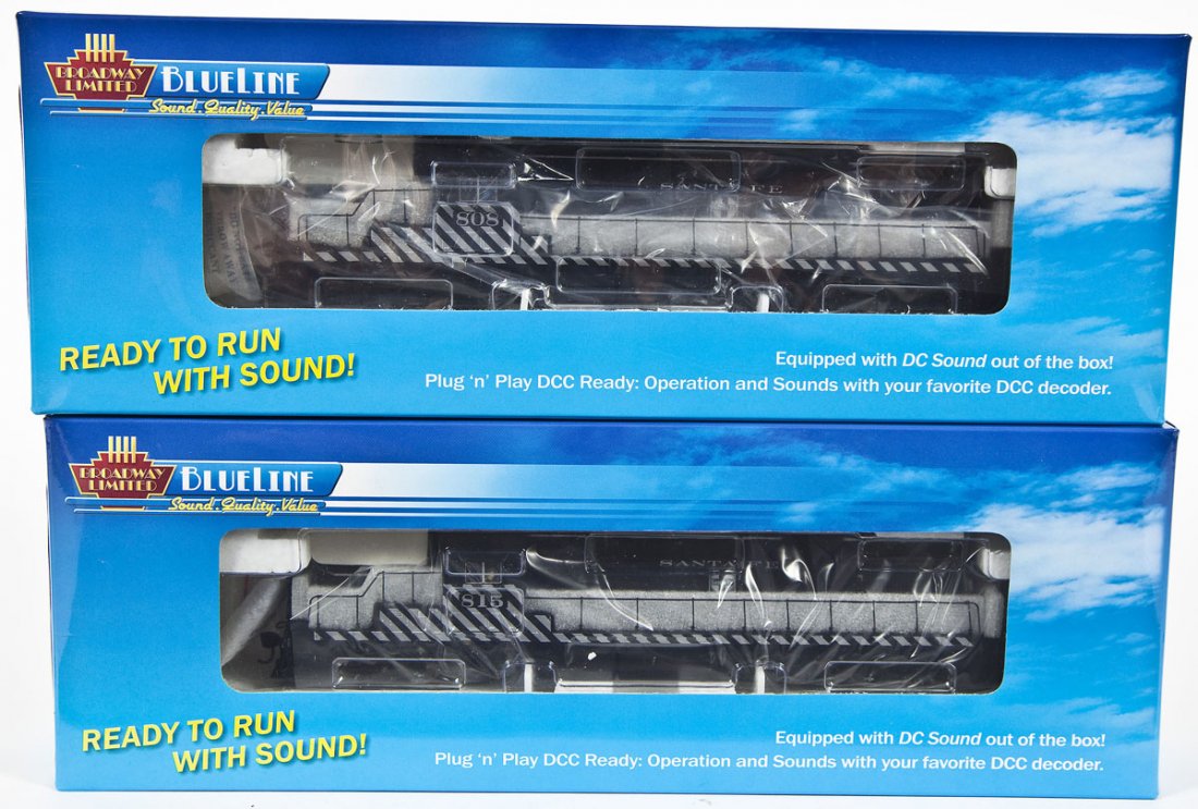 2 Broadway Limited Blueline Alco RSD-15 ATSF Locos: DESCRIPTION: Two Broadway Limited Blueline Alco RSD-15 ATSF locomotives including #808 and #815. HO scale. CONDITION: Appear unused in original boxes.