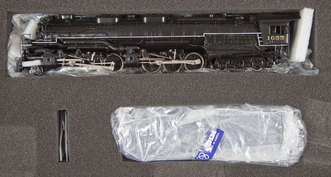 Overland/Ajin C&O H-8 Brass Locomotive & Tender: DESCRIPTION: Overland Models C&O H-8 painted brass locomotive and tender. Made by Ajin Precision. HO scale. CONDITION: Appears unused in original box.