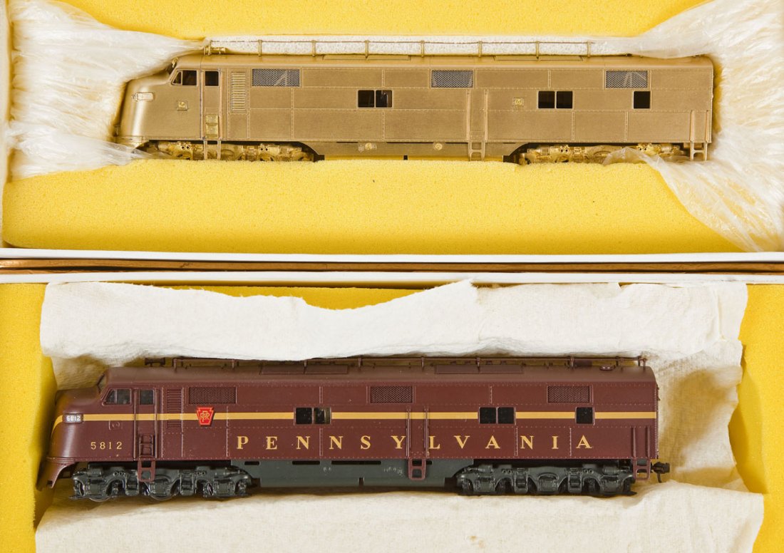 2 Oriental Limited E7A PRR Style Brass Locomotives: DESCRIPTION: Two Oriental Limited E7A PRR-style brass locomotives. One painted and one unpainted. HO scale. CONDITION: Appear lightly if at all used in original boxes.