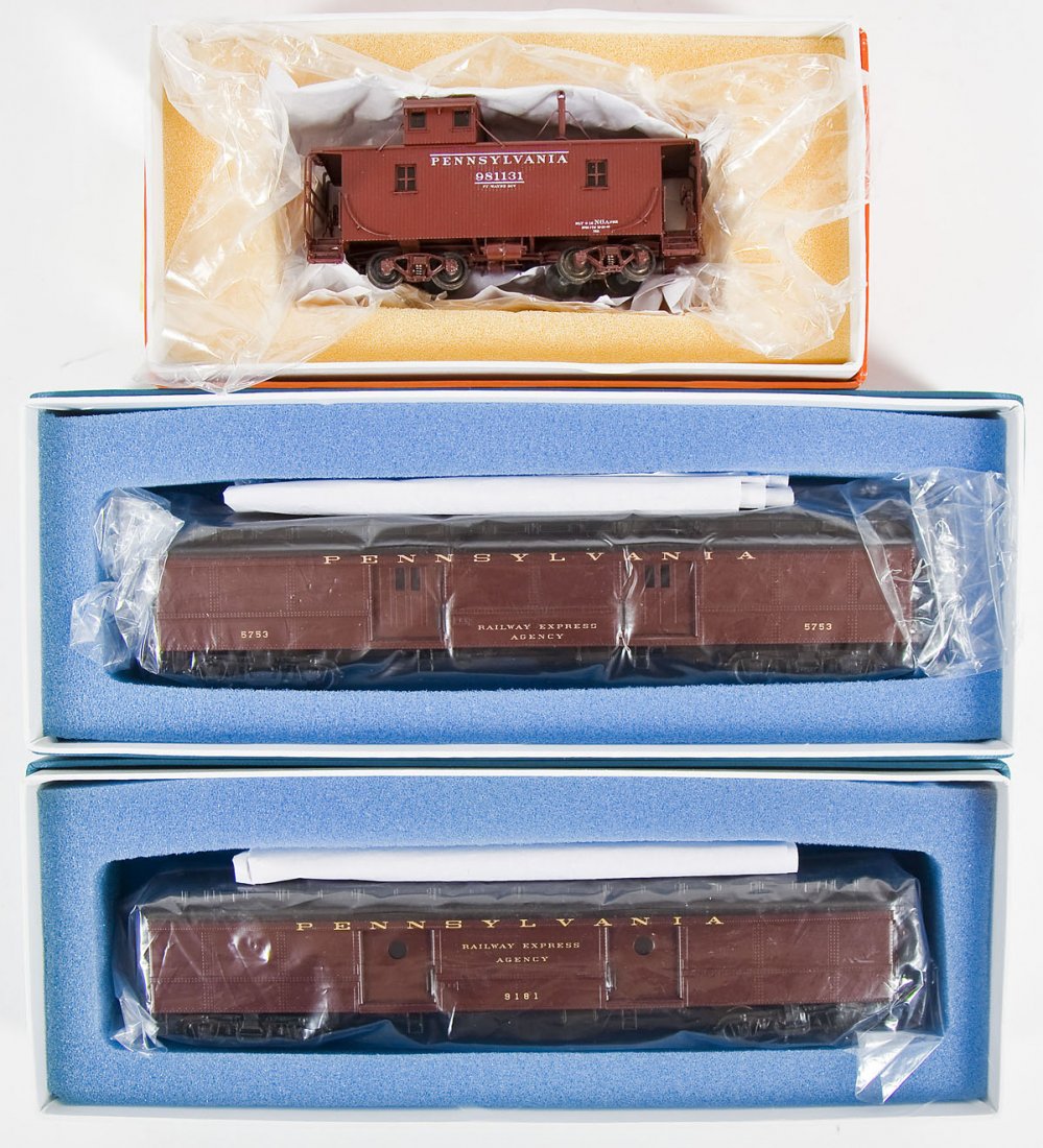 3 Brass PRR Cars incl V-60 Baggage & Cabin Car: DESCRIPTION: Three brass PRR cars including two V-60 baggage cars (painted) and wood cabin car (painted). HO scale. CONDITION: Appear unused in original boxes.