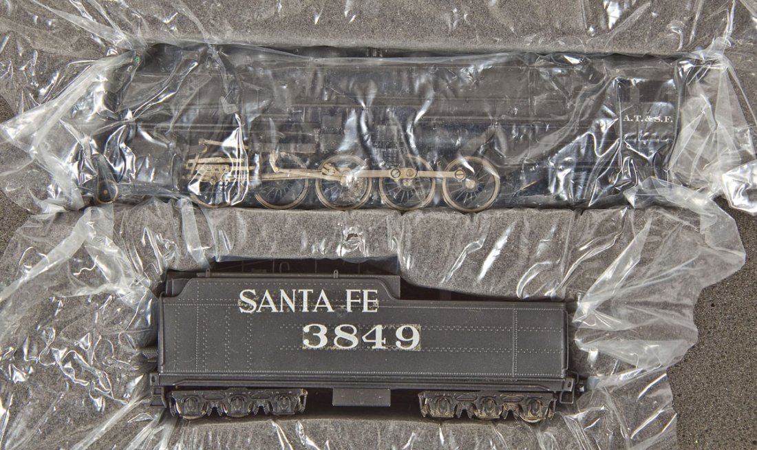 United Scale Models Santa Fe Brass Loco & Tender: DESCRIPTION: United Scale Models Santa Fe painted brass locomotive and tender. HO scale. CONDITION: Appears lightly if at all used in original box with paperwork.