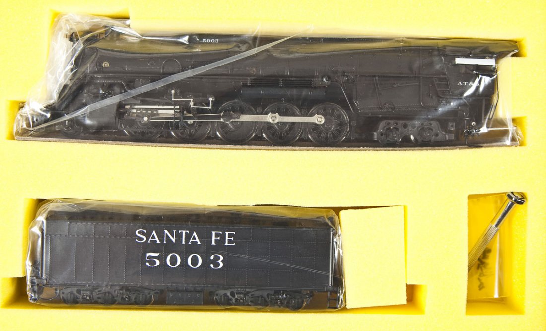 Hallmark Super Crown Santa Fe Rebuilt #5003 Loco: DESCRIPTION: Hallmark Models Super Crown Santa Fe 5001 Class Rebuilt #5003 painted brass locomotive and tender. Made by Samhongsa. HO scale. CONDITION: Appear unused in original box.