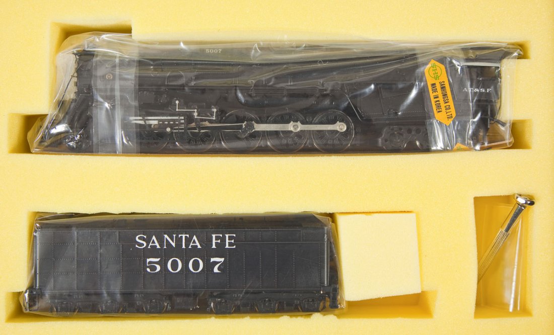 Hallmark Super Crown SF #5007 Brass Loco & Tender: DESCRIPTION: Hallmark Models Super Crown Santa Fe 5001 Class Rebuilt #5007 painted brass locomotive and tender. Made by Samhongsa. HO scale. CONDITION: Appear unused in original box.