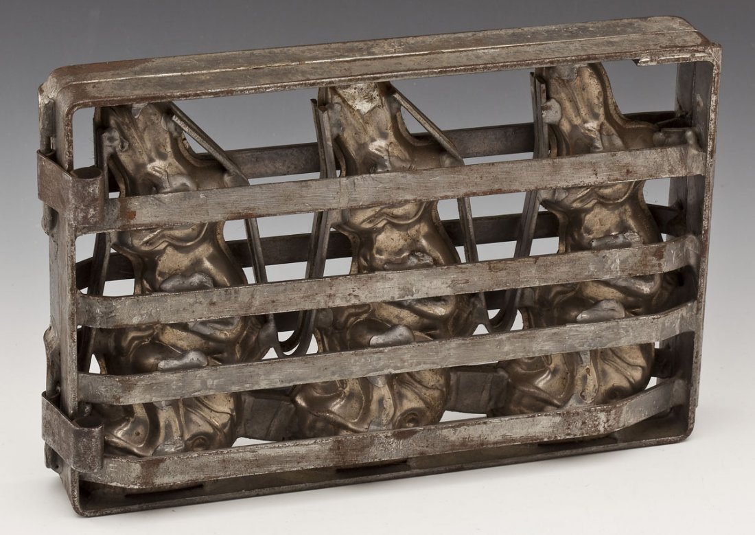 Vintage Warner Bros Bugs Bunny Chocolate Mold: DESCRIPTION: Vintage two part chocolate mold of Bugs Bunny. Marked with Warner Bros. copyright. MEASUREMENTS: 7" x 10-1/2". CONDITION: Overall patina and minor corrosion as expected with age and use.