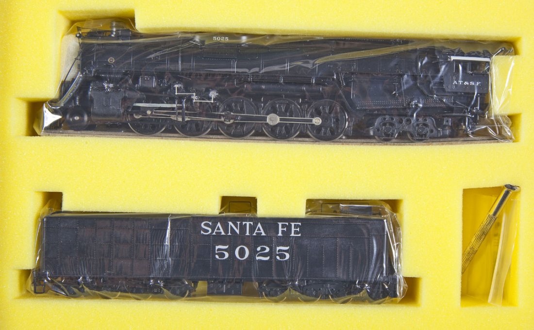 Hallmark/Samhongsa SF #5025 Brass Loco & Tender: DESCRIPTION: Hallmark Models Super Crown Santa Fe 5011 Class Original #5025 painted brass locomotive and tender made by Samhongsa. CONDITION: Appears unused in original box.