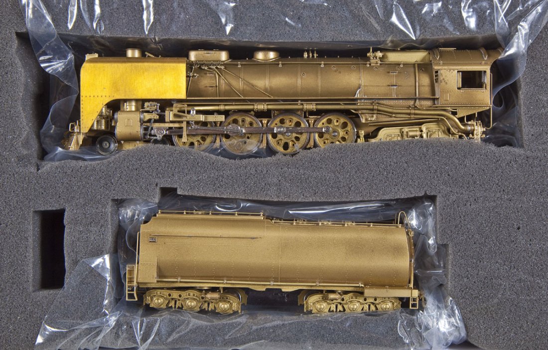 United Scale/Atlas UP FEF-1 Brass Loco & Tender: DESCRIPTION: United Scale Models Union Pacific Modern FEF-1 brass locomotive and tender made by Atlas. CONDITION: Appears lightly used in original box with paperwork. Serviced.