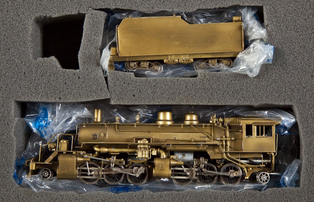 United Scale/Atlas Sierra Ex-Weyerhauser Loco: DESCRIPTION: United Scale Models Sierra Ex-Weyerhauser Timber Co. brass locomotive and tender made by Atlas. CONDITION: Appears lightly used in original box with paperwork and serviced.