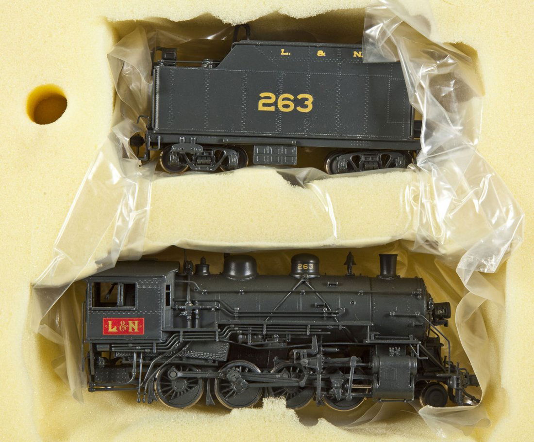 Pacific Fast Mail L&N H-29A Brass Loco & Tender: DESCRIPTION: Pacific Fast Mail L&N H-29A painted brass locomotive and tender. CONDITION: Appears lightly used in original box.