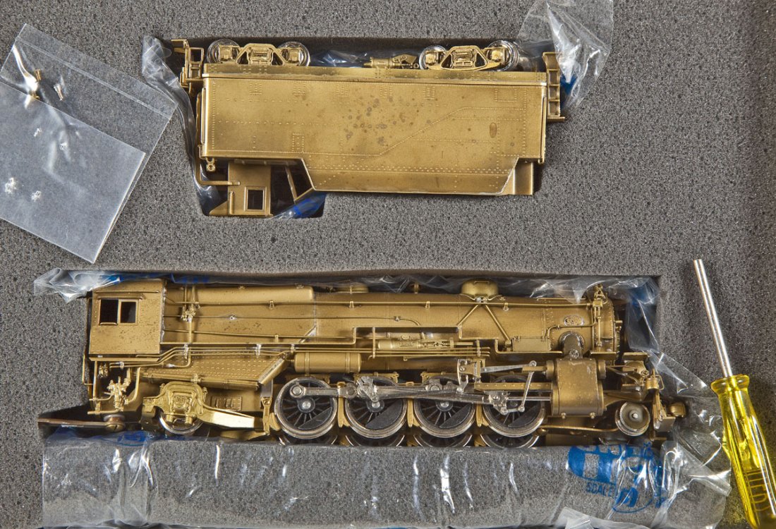 United Scale/Atlas PA L-1 Brass Locomotive & Tende: DESCRIPTION: United Scale Models Pennsylvania L-1 brass locomotive and tender made by Atlas. CONDITION: Used in original box with paperwork. Tender with speckling.