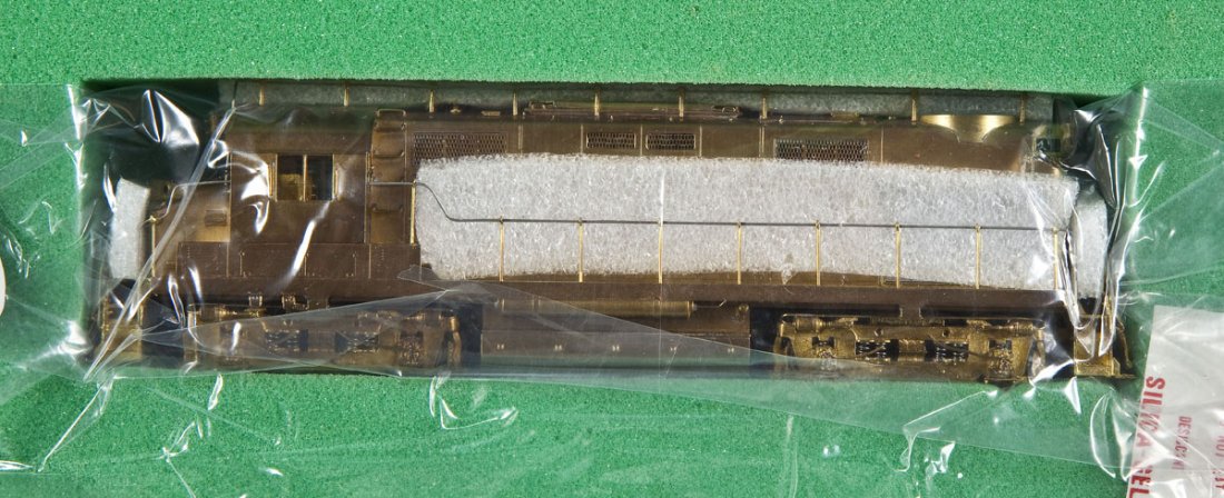 Overland/Ajin PRR DL-640 Brass Locomotive: DESCRIPTION: Overland Models PRR DL-640 brass locomotive made by Ajin. CONDITION: Appears slightly at if all used in original box.