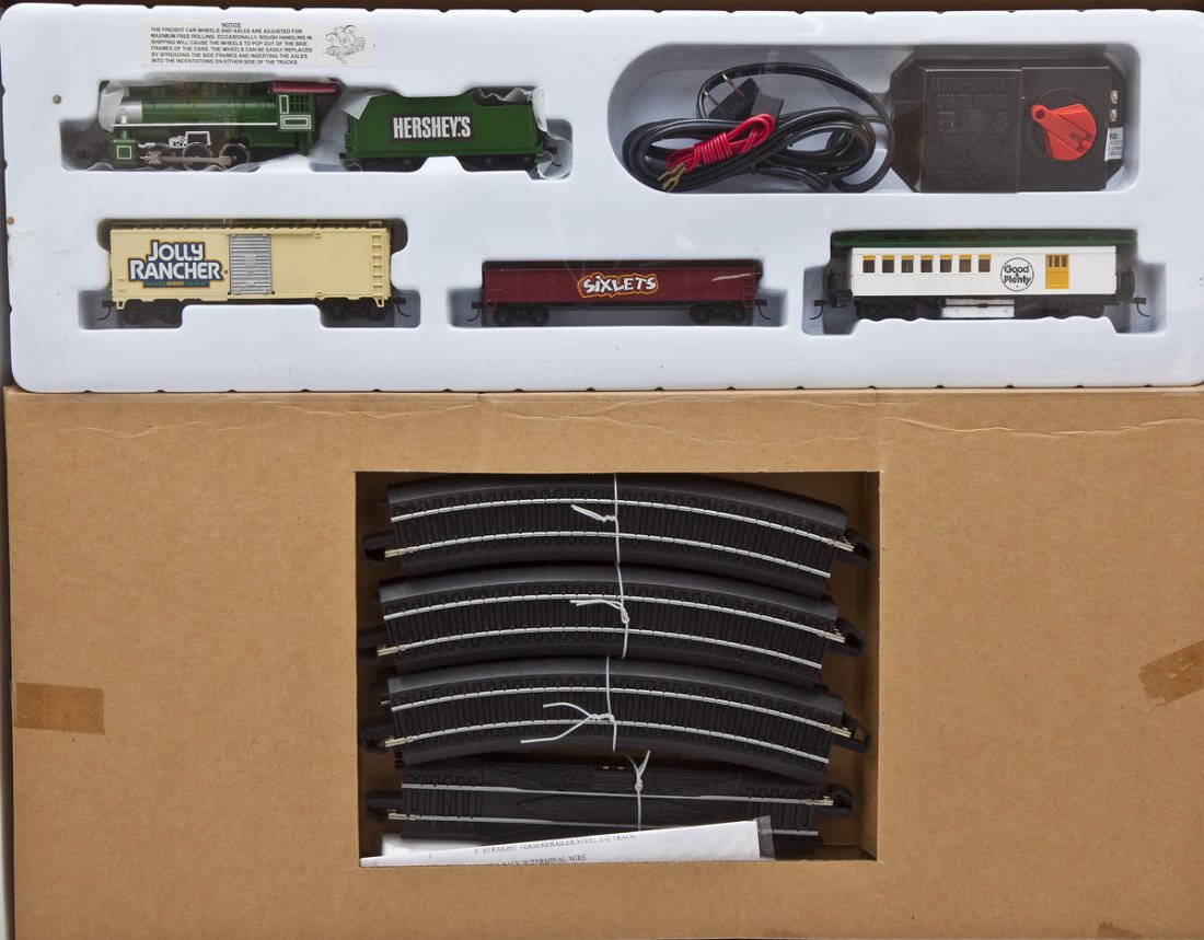 Bachmann Hershey's Ltd Ed HO Train Set: DESCRIPTION: Bachmann Hershey's limited edition train set #00632. Includes an 0-6-0 steam locomotive and tender, gondola, box car, old-time combine, transformer, track and manual. MEASUREMENTS: HO sca