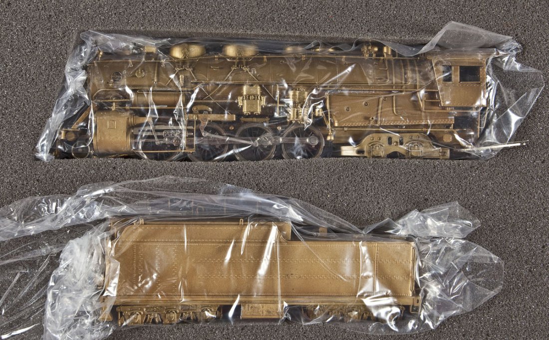 Atlas/United Scale Santa Fe Brass Loco & Tender: DESCRIPTION: United Scale Models Santa Fe brass locomotive and tender. Made by Atlas. CONDITION: Appears unused in original box.
