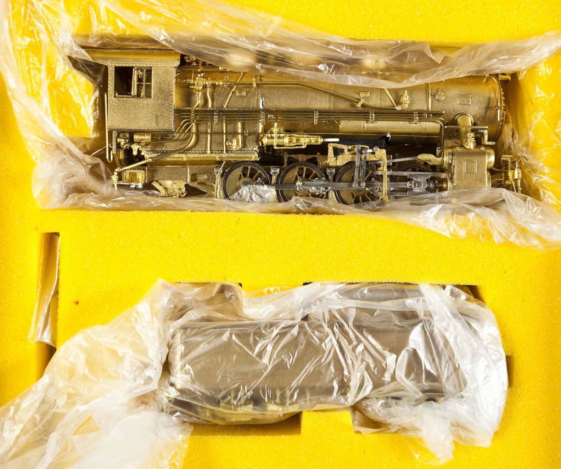 Samhongsa/W&R Enterprises NH Brass Loco & Tender: DESCRIPTION: W&R Enterprises New Haven brass locomotive and tender. Made by Samhongsa. CONDITION: Appears slightly, if at all, used in original box.