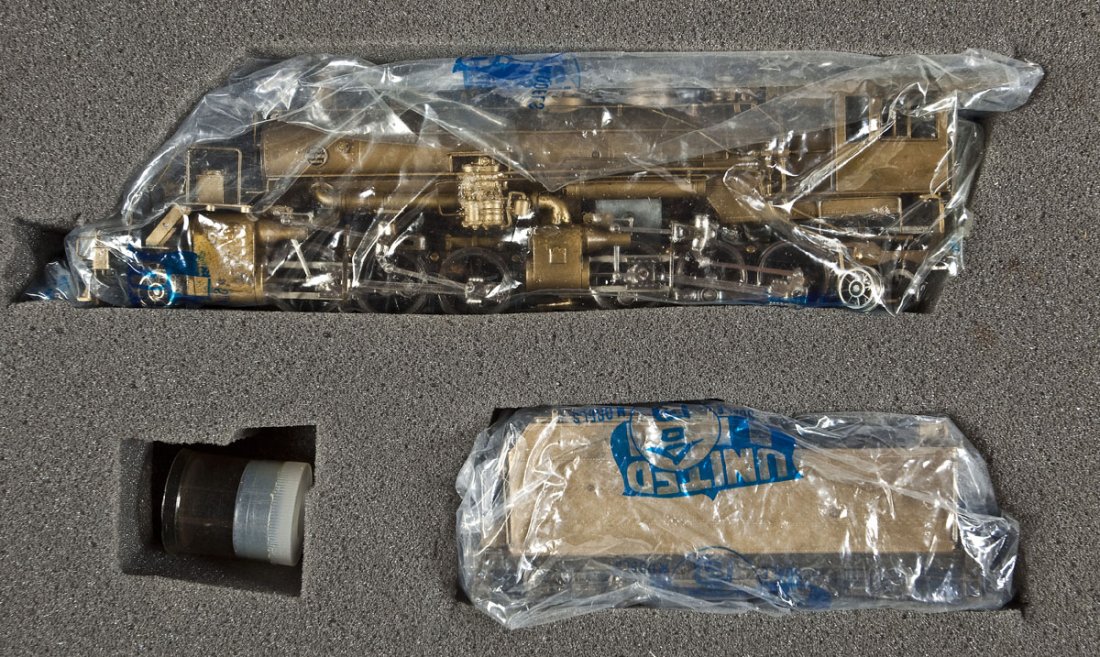 United Scale Models SR Brass Loco & Tender: DESCRIPTION: United Scale Models Sierra Railroad Ex-Weyerhauser Timber Company brass locomotive and tender. CONDITION: Appears lightly, if at all, used in original box.