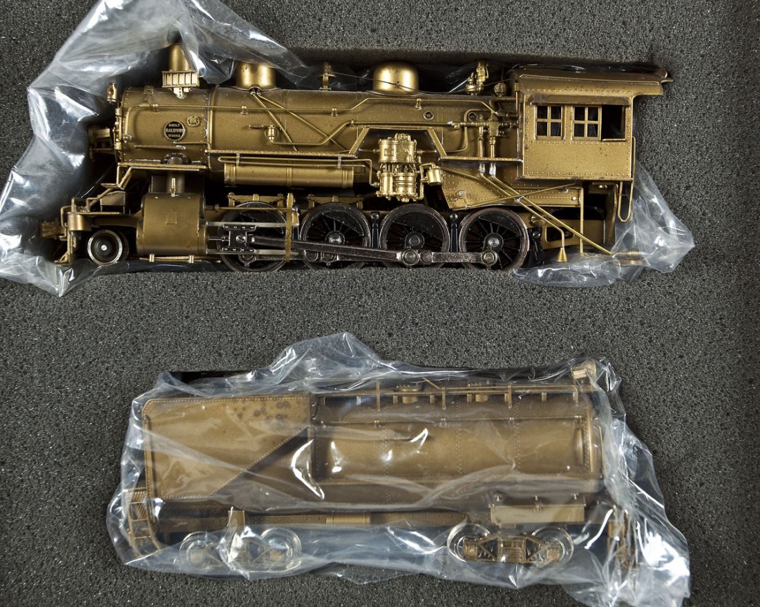 Atlas/United Scale UP Brass Locomotive & Tender: DESCRIPTION: United Scale Models Union Pacific brass locomotive and tender. Made by Atlas. CONDITION: Appears lightly used in original box.