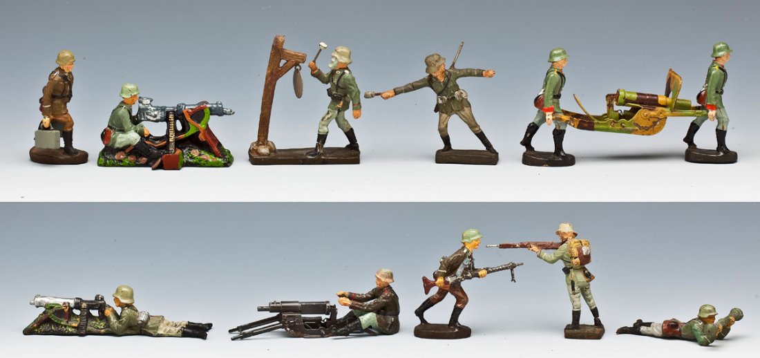 11 Elastolin & Lineol German Soldiers & 2 Guns: DESCRIPTION: Elastolin and Lineol German Composition lot of eleven German toy soldiers in action and two tinplate machine guns. Includes rare Hausser-Elastolin MG carried by two crewman and Lineol mac