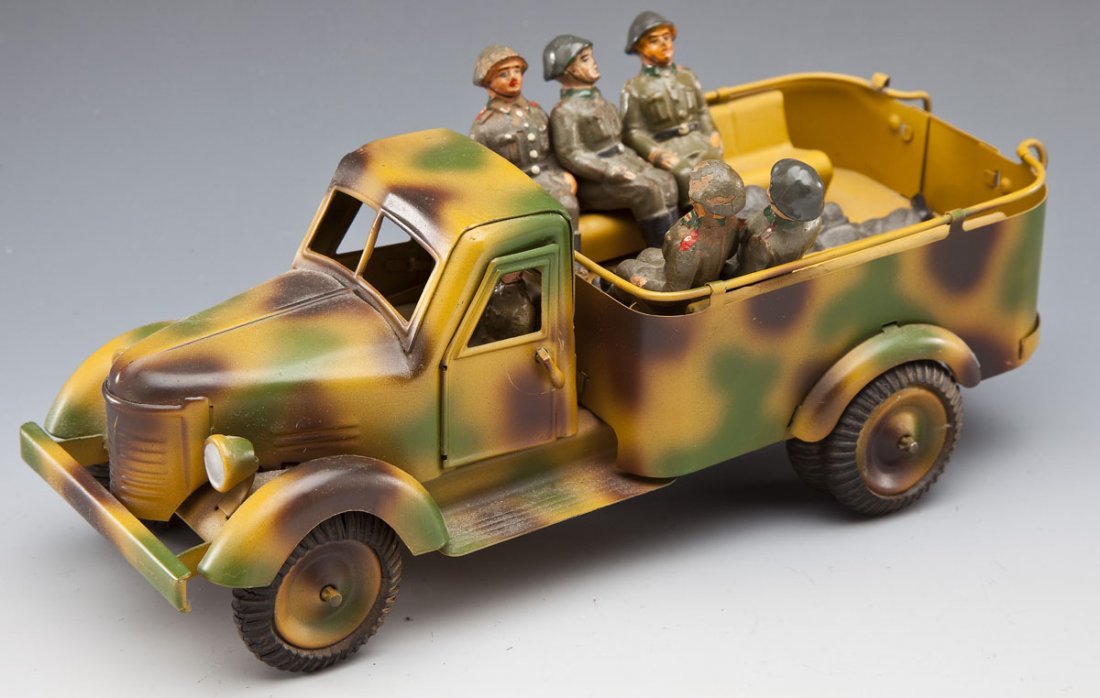 Poss Lineol East German-Made DDR Army Truck & Crew: DESCRIPTION: One pressed lithographed and painted tin truck, clockwork operational. Doors to cab open and close. Rubber tires. Having seven original composition and rubber post-war Lineol East German