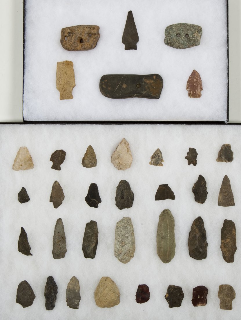 2 Frames of Pennsylvania Points & Gorgets: DESCRIPTION: Two frames of points and gorgets from the Susquehanna Valley and Lancaster County, Pennsylvania. A total of thirty-two points and three gorgets. Raw materials range from quartzite to heat