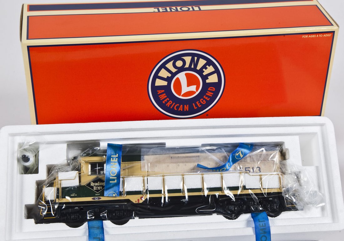Lionel GP-30 Reading Locomotive #6-28817 (1 of 2)