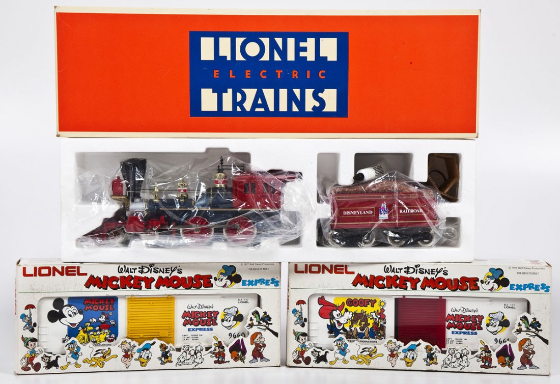 Lionel Disney Engine, Tender & Boxcars (1 of 2)