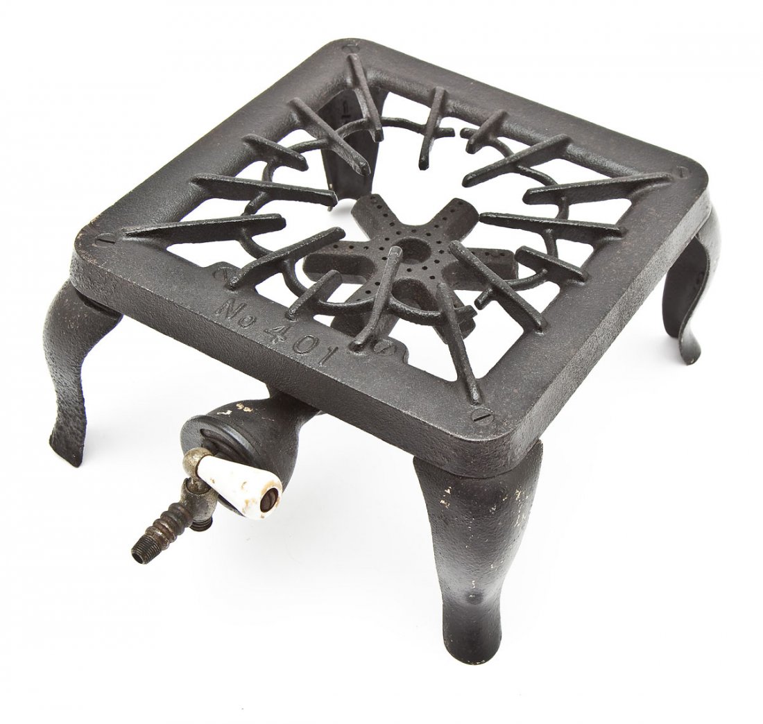 Bolo Oven Griswold KWIK-BAKE by Griswold: DESCRIPTION: Bolo Oven, Griswold KWIK-BAKE by Griswold (electric with electric hot plate on top). Catalog/Part No: 1168. MEASUREMENTS: 10-3/8" x 10-3/8" x 5-1/2" CONDITION: Minor wear as expected with