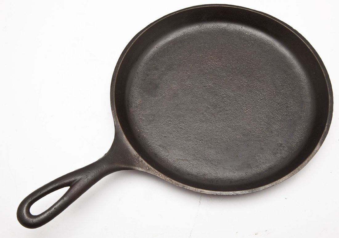 Griswold No. 8 N.E. Griddle: DESCRIPTION: Griswold No. 8 N.E. Griddle, Shallow, Ital Logo. Catalog/Part No: 705. MEASUREMENTS: 13-5/8" long. CONDITION: No defects noted.