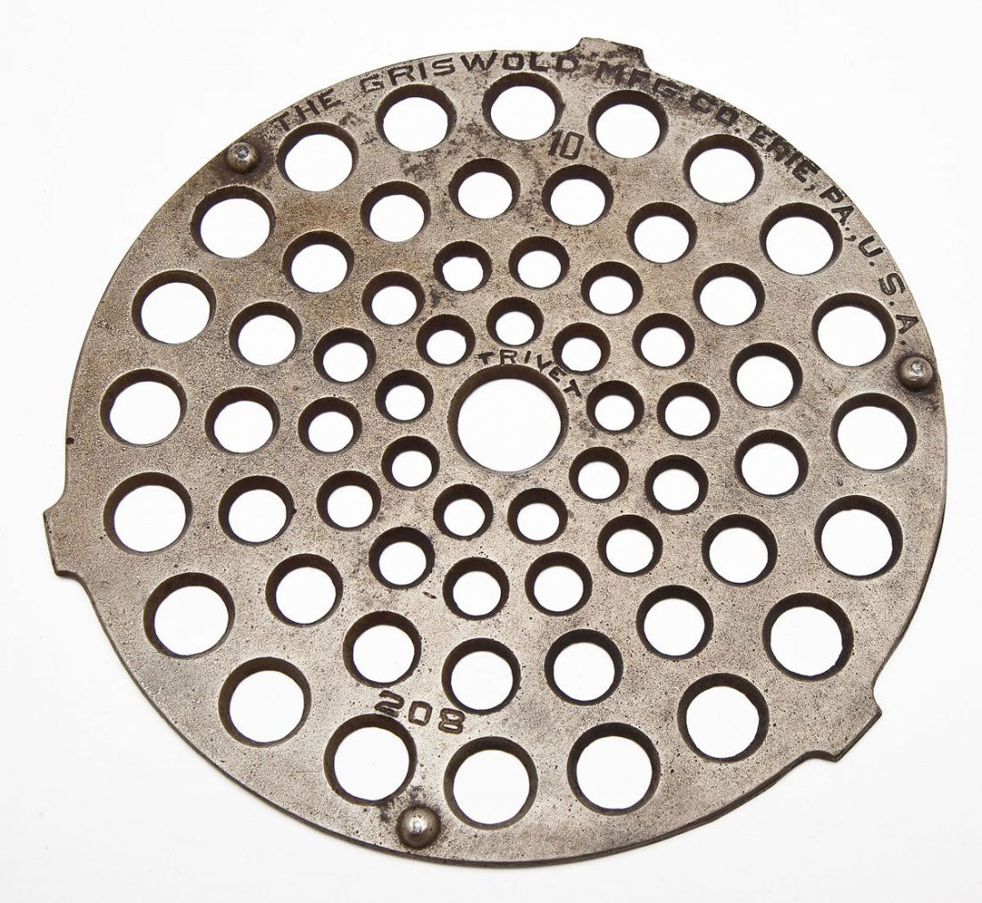 Griswold No. 10 Trivet, Dutch Oven: DESCRIPTION: Griswold No. 10 Trivet, Dutch Oven, The Griswold Mfg. Co., EPU. Catalog/Part No: 208. MEASUREMENTS: 10" diameter. CONDITION: No defects noted.