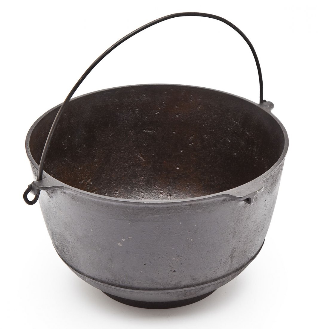 Griswold No. 4 Yankee Bowl, Block Logo: DESCRIPTION: Griswold No. 4 Yankee Bowl, Block Logo, EPU. Catalog/Part No: 786. MEASUREMENTS: 12" diameter. CONDITION: Poor.