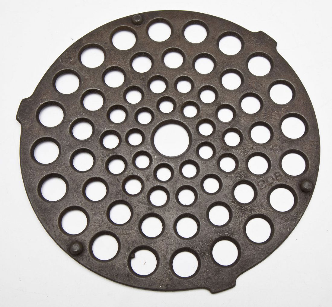 Griswold No. 10 Trivet, Dutch Oven: DESCRIPTION: Griswold No. 10 Trivet, Dutch Oven, The Griswold Mfg. Co., EPU. Catalog/Part No: 208. MEASUREMENTS: 10" diameter. CONDITION: No defects noted.