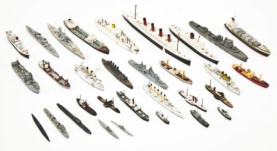 31 Ship & Submarine Models incl Tri-Ang (1 of 7)