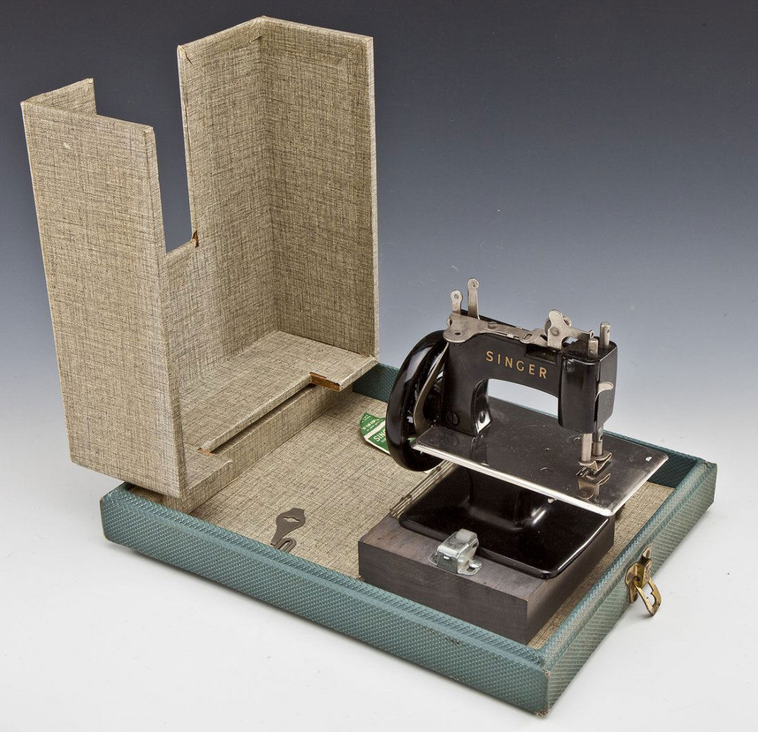 Singer "Sew Handy" Mini Sewing Machine in Box (1 of 5)