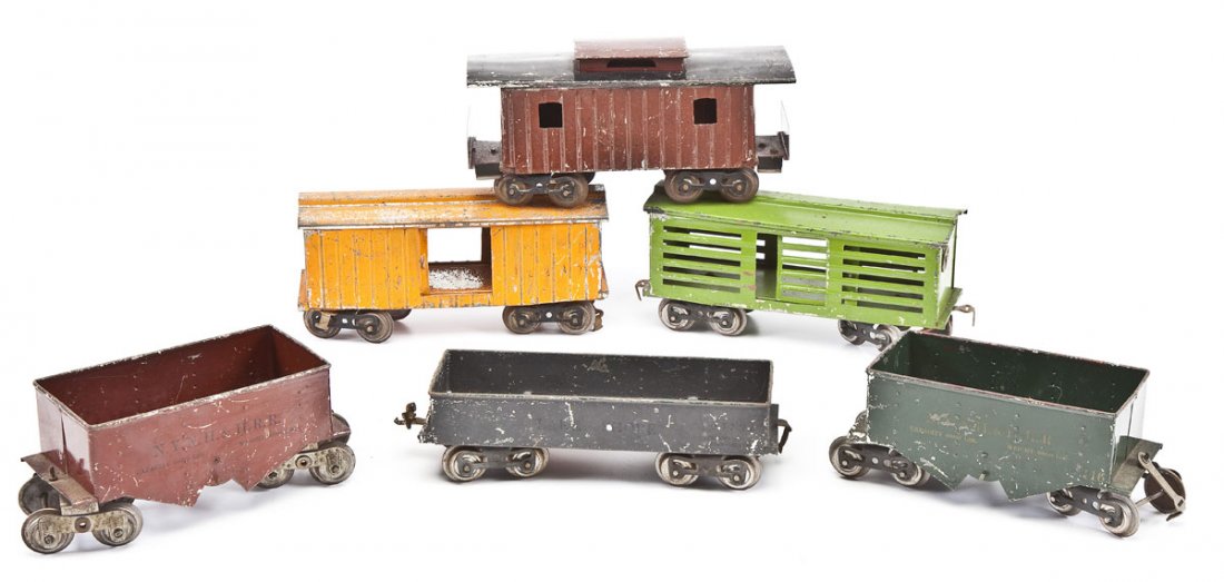 6 Lionel Standard Gauge Freight Cars: DESCRIPTION: Six Lionel standard gauge freight cars. Includes: 1) #113 green cattle car 2) Orange boxcar marked "CM & St P 98237" 3) #112 Lake Shore gondola car 4) #116 green dump car 5) #117 red cabo