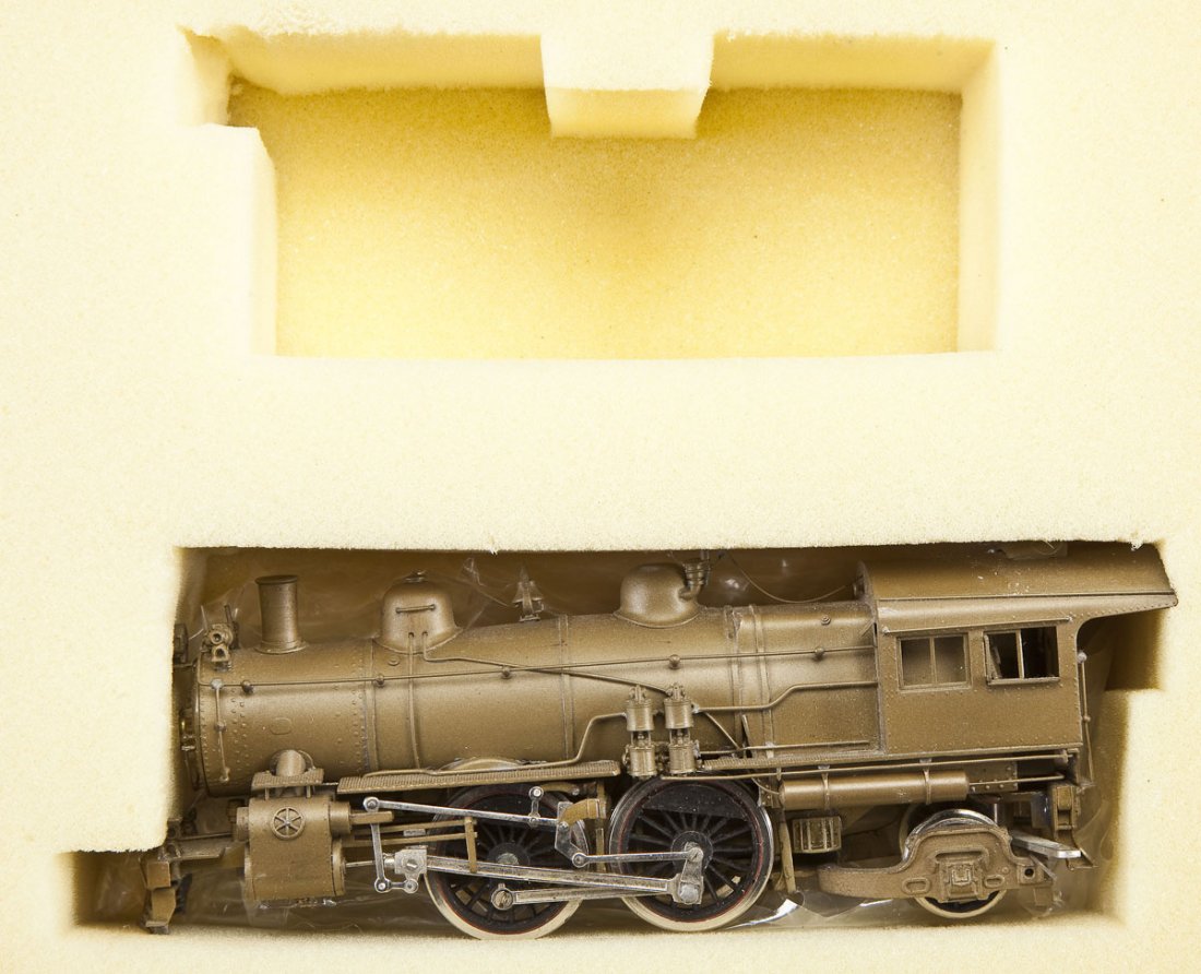ALCO HO Scale E5 4-4-2 Brass Locomotive: DESCRIPTION: ALCO HO scale E5 4-4-2 locomotive in original box. MEASUREMENTS: 9" x 7-1/2" x 3". CONDITION: Missing tender. Missing pilot truck. Displayed. Includes original box.