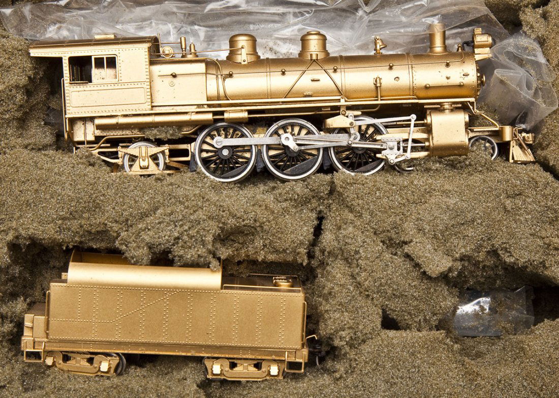 Westside GN 4-6-2 H4 Brass Locomotive & Tender: DESCRIPTION: Westside HO scale GN 4-6-2 H4 brass locomotive and tender in original box. MEASUREMENTS: Box 10" x 8" x 3". CONDITION: Displayed. Includes original box.